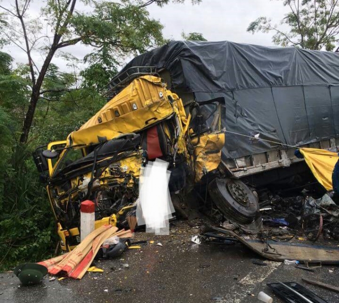 T&agrave;i xế xe mang BKS 36C-081.70&nbsp;tử vong, mắc kẹt ở cabin. (Ảnh face TPD)