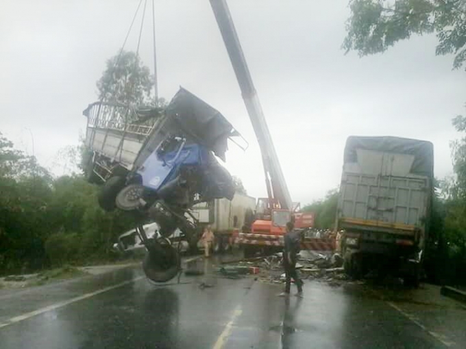 Lực lượng chức năng đang xử l&yacute; hiện trường để giải tỏa &aacute;ch tắc giao th&ocirc;ng.&nbsp;