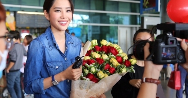 Nam Em tự hào vẫy “cờ đỏ sao vàng”, cùng fan hô to “Việt Nam, Việt Nam” tại sân bay
