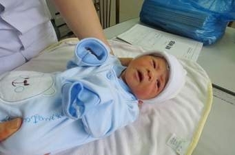 Bộ Y tế vào cuộc vụ bác sỹ mổ đẻ làm gãy xương đùi em bé tại Hưng Yên