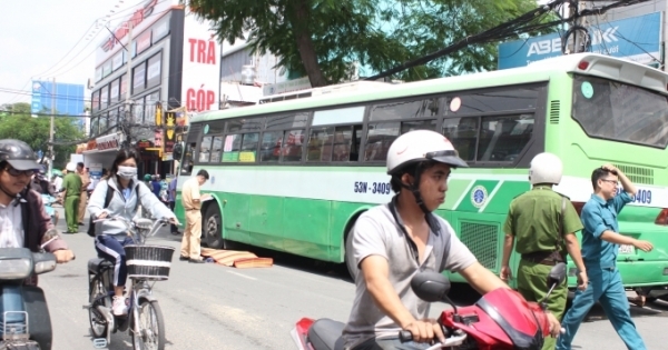 Vừa trả khách xong, xe buýt tông chết người đi bộ