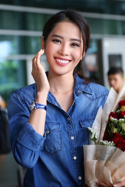 Nam Em tự h&agrave;o vẫy &ldquo;cờ đỏ sao v&agrave;ng&rdquo;, c&ugrave;ng fan h&ocirc; to &ldquo;Việt Nam, Việt Nam&rdquo; tại s&acirc;n bay