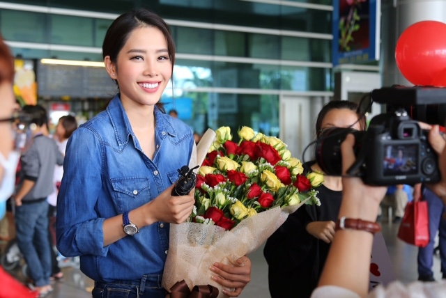 Nam Em tự h&agrave;o vẫy &ldquo;cờ đỏ sao v&agrave;ng&rdquo;, c&ugrave;ng fan h&ocirc; to &ldquo;Việt Nam, Việt Nam&rdquo; tại s&acirc;n bay