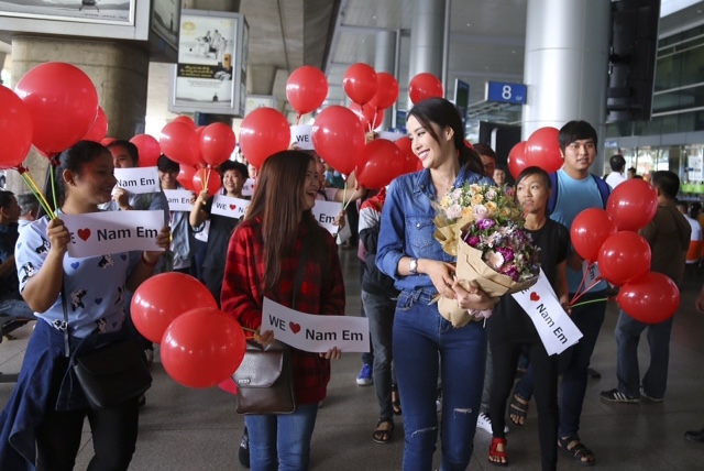 Nam Em tự h&agrave;o vẫy &ldquo;cờ đỏ sao v&agrave;ng&rdquo;, c&ugrave;ng fan h&ocirc; to &ldquo;Việt Nam, Việt Nam&rdquo; tại s&acirc;n bay