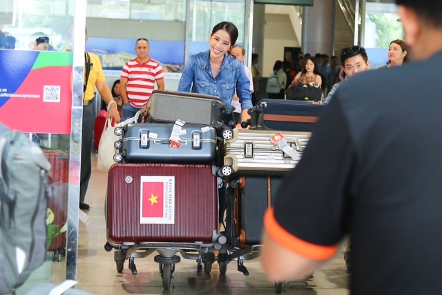 Nam Em tự h&agrave;o vẫy &ldquo;cờ đỏ sao v&agrave;ng&rdquo;, c&ugrave;ng fan h&ocirc; to &ldquo;Việt Nam, Việt Nam&rdquo; tại s&acirc;n bay