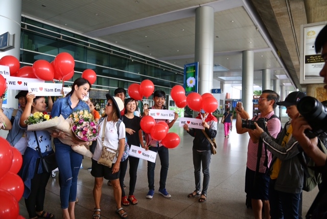 Nam Em tự h&agrave;o vẫy &ldquo;cờ đỏ sao v&agrave;ng&rdquo;, c&ugrave;ng fan h&ocirc; to &ldquo;Việt Nam, Việt Nam&rdquo; tại s&acirc;n bay