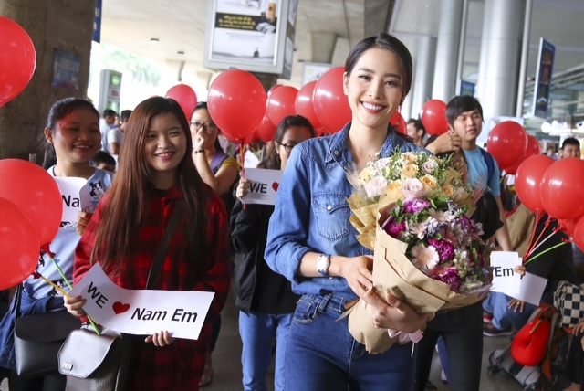 Nam Em tự h&agrave;o vẫy &ldquo;cờ đỏ sao v&agrave;ng&rdquo;, c&ugrave;ng fan h&ocirc; to &ldquo;Việt Nam, Việt Nam&rdquo; tại s&acirc;n bay