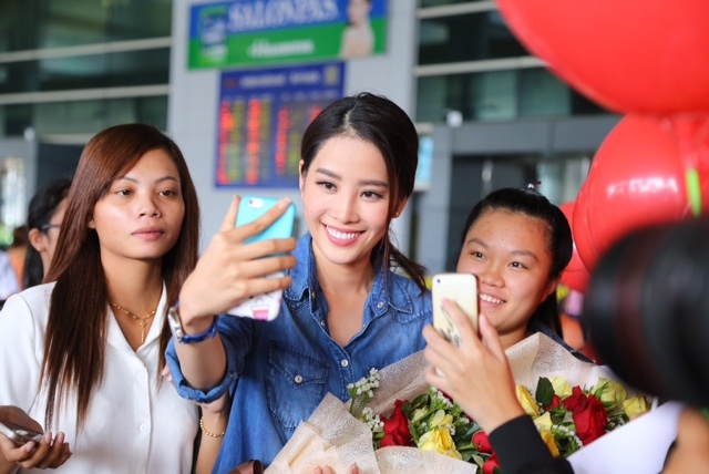 Nam Em tự h&agrave;o vẫy &ldquo;cờ đỏ sao v&agrave;ng&rdquo;, c&ugrave;ng fan h&ocirc; to &ldquo;Việt Nam, Việt Nam&rdquo; tại s&acirc;n bay