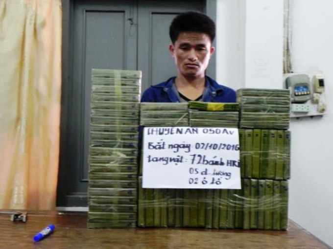 Đối tượng vận chuyển v&agrave; tang vật 72 b&aacute;nh ma t&uacute;y trong Chuy&ecirc;n &aacute;n 050Av.