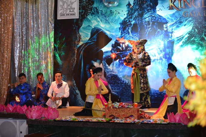 Kh&ocirc;ng chỉ thưởng thức những m&oacute;n ăn mang đậm chất Halloween, thực kh&aacute;ch c&ograve;n được thưởng thức những m&agrave;n tr&igrave;nh diễn ca nhạc kh&ocirc;ng d&agrave;nh cho