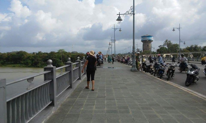 Hiện trường nơi nạn nh&acirc;n nhảy s&ocirc;ng tự vẫn.