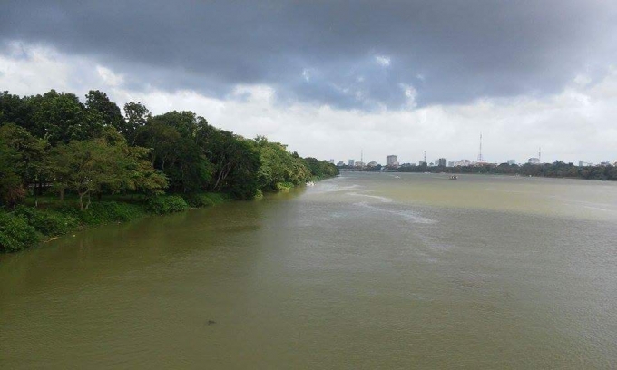 Nạn nh&acirc;n đ&atilde; nhảy s&ocirc;ng khi bảo cha dừng xe lại.