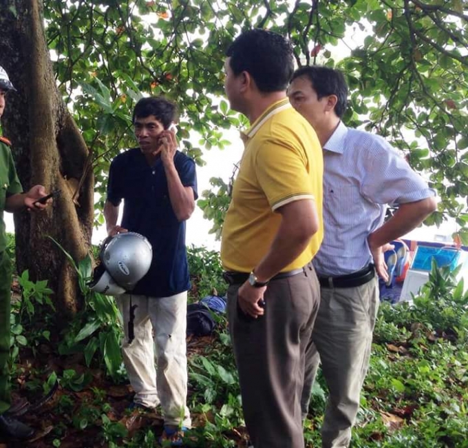 Người cha run rẩy gọi điện th&ocirc;ng b&aacute;o cho người th&acirc;n về những g&igrave; đ&atilde; xảy ra. (Ảnh: FB - TLC)