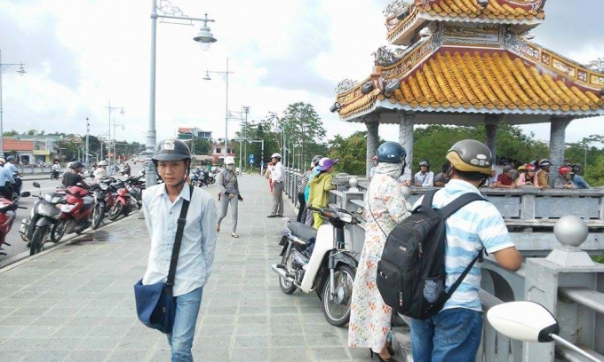 Nhiều người d&acirc;n tập trung tr&ecirc;n cầu theo d&otilde;i vụ việc.