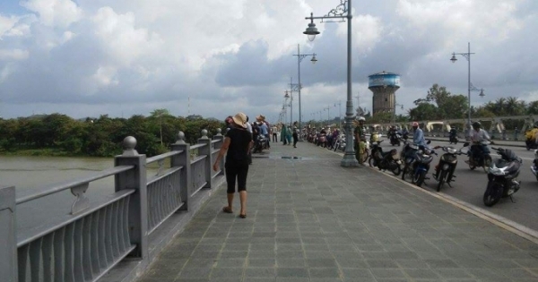 Huế: Xót thương cảnh người cha gầy gò, bất lực chứng kiến con nhảy cầu tự vẫn