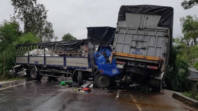 Hiện trường vụ TNGT li&ecirc;n ho&agrave;n tr&ecirc;n đường tr&aacute;nh Huế