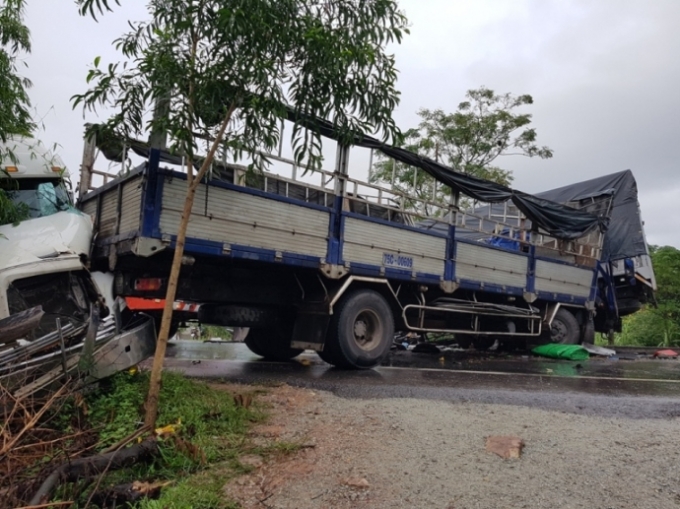 Xe tải BKS 75C- 006.09 xoay ngang sau khi đ&acirc;m mạnh với xe tải BKS 36C- 081.70 (b&ecirc;n phải). Xe đầu k&eacute;o BKS 51C- 321.54 cũng h&uacute;c d&iacute;nh v&agrave;o ph&iacute;a sau xe tải&nbsp;75C-006.09