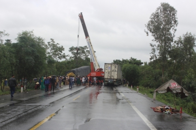 C&uacute; va chạm rất mạnh khiến cabin xe tải BKS 36C-081.70 bẹp d&uacute;m