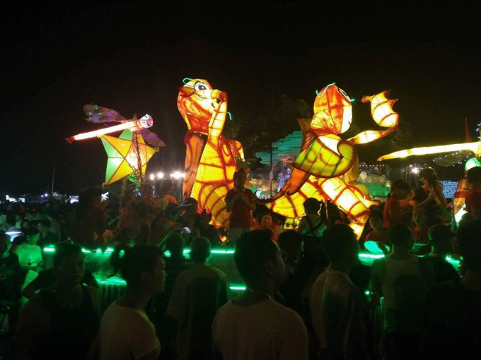 Những nh&acirc;n vật d&acirc;n gian được t&aacute;i hiện sinh động trong buổi diễu h&agrave;nh.&nbsp;(Ảnh: Minh Anh)