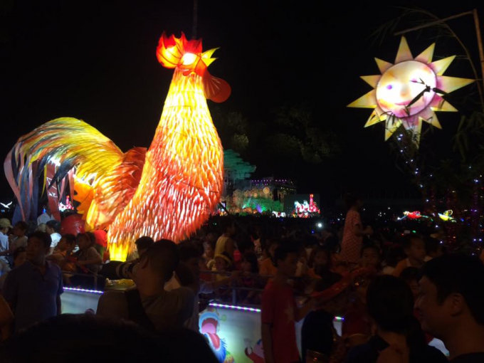 Th&agrave;nh phố Tuy&ecirc;n Quang rực rỡ với những lồng đ&egrave;n khổng lồ