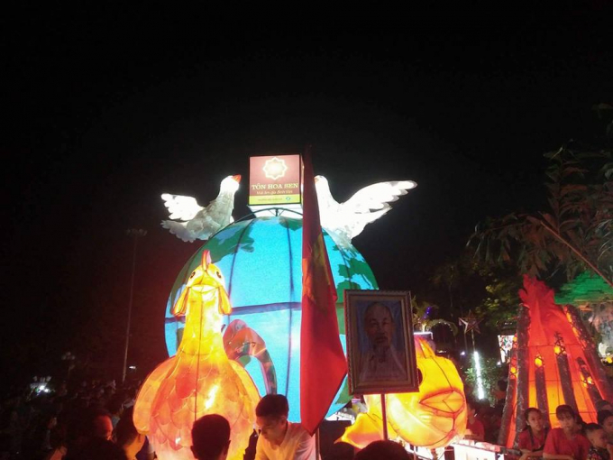 Th&agrave;nh phố Tuy&ecirc;n Quang rực rỡ với những lồng đ&egrave;n khổng lồ