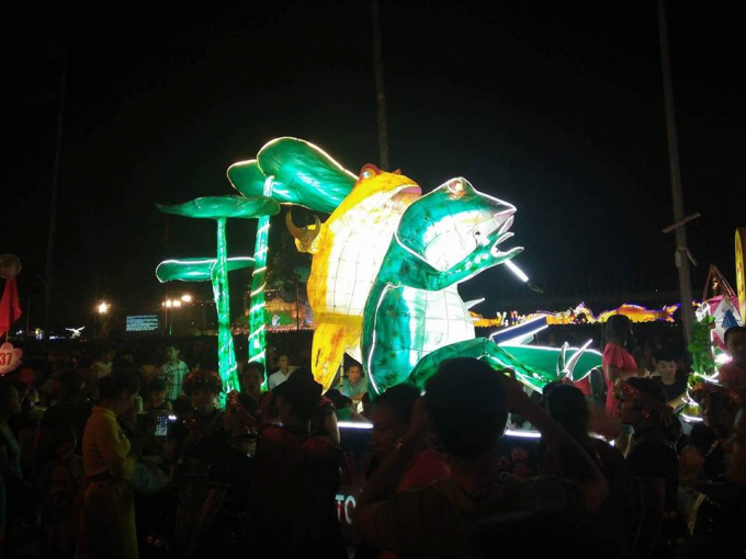 Th&agrave;nh phố Tuy&ecirc;n Quang rực rỡ với những lồng đ&egrave;n khổng lồ