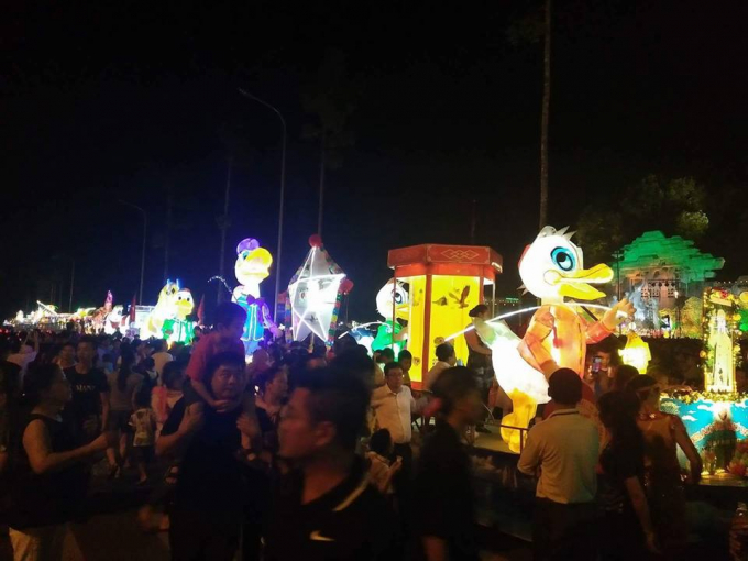 Th&agrave;nh phố Tuy&ecirc;n Quang rực rỡ với những lồng đ&egrave;n khổng lồ