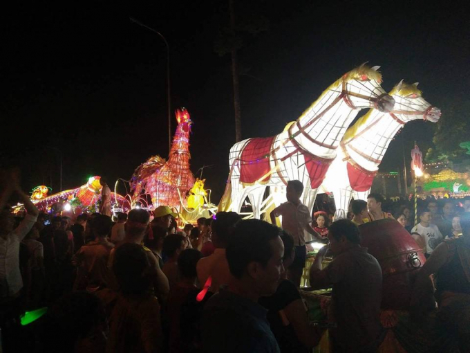 Th&agrave;nh phố Tuy&ecirc;n Quang rực rỡ với những lồng đ&egrave;n khổng lồ