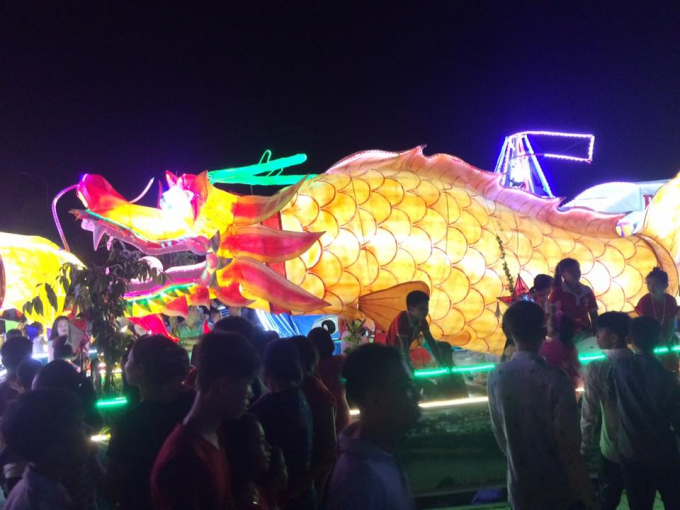 Th&agrave;nh phố Tuy&ecirc;n Quang rực rỡ với những lồng đ&egrave;n khổng lồ