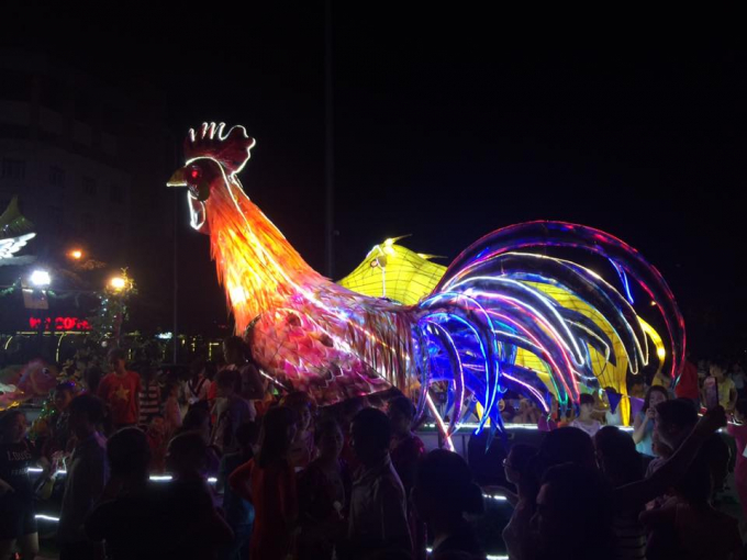 Th&agrave;nh phố Tuy&ecirc;n Quang rực rỡ với những lồng đ&egrave;n khổng lồ