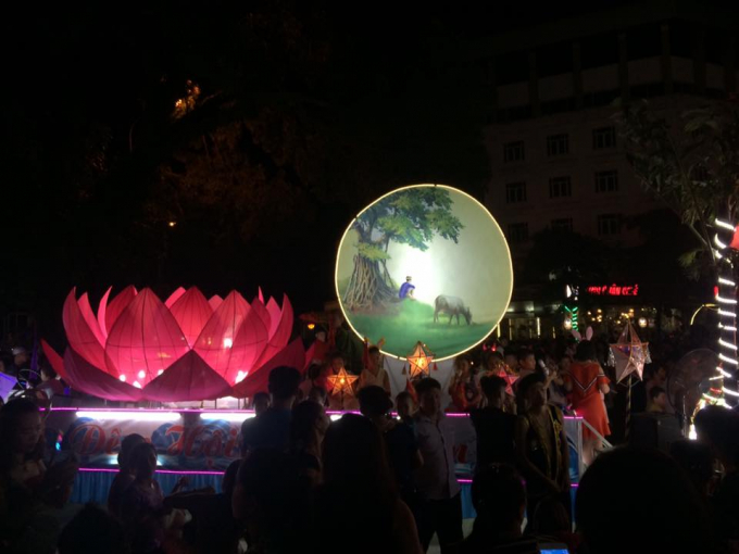 Th&agrave;nh phố Tuy&ecirc;n Quang rực rỡ với những lồng đ&egrave;n khổng lồ