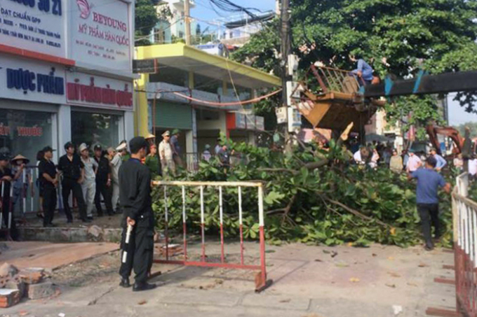 &nbsp;Lực lượng chức năng tổ chức cưỡng chế giải ph&oacute;ng mặt bằng phục vụ thi c&ocirc;ng dự &aacute;n mở rộng ng&atilde; tư Loong To&ograve;ng, TP Hạ Long.