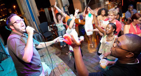 Ngạc nhi&ecirc;n, h&aacute;t karaoke đốt ch&aacute;y calo ngang đi bộ