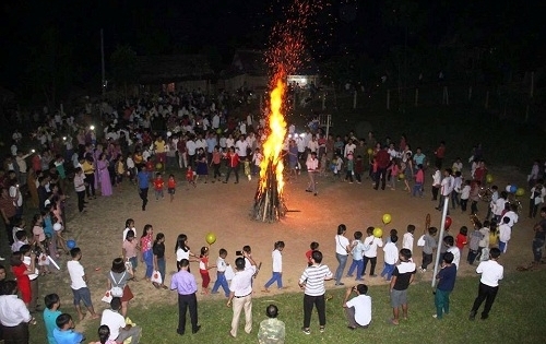 Vượt hồ Bản Vẽ mang “Vầng trăng yêu thương” đến trẻ em nghèo vùng khó khăn