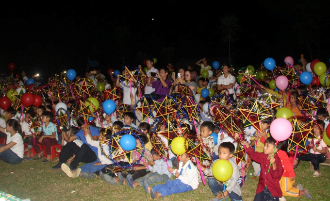 Với h&agrave;ng trăm em nhỏ nơi đ&acirc;y, Trung thu n&agrave;y l&agrave; lần đầu c&aacute;c em được rước đ&egrave;n được hưởng một tết trung thu đ&uacute;ng nghĩa.