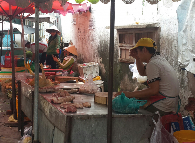 Nhiều sạp h&agrave;ng c&ograve;n lại lượng h&agrave;ng &iacute;t ỏi