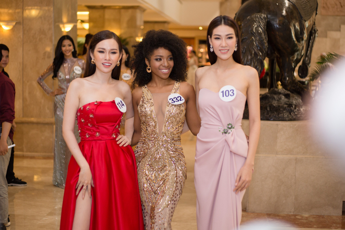 Tường Linh điệu đ&agrave; đọ d&aacute;ng c&ugrave;ng Kh&aacute;nh Phương c&aacute; t&iacute;nh