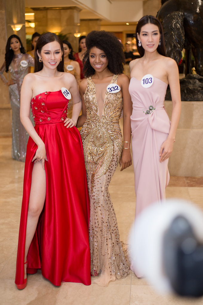 Tường Linh điệu đ&agrave; đọ d&aacute;ng c&ugrave;ng Kh&aacute;nh Phương c&aacute; t&iacute;nh