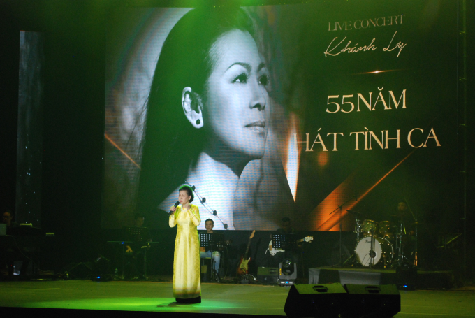 Nữ danh ca Kh&aacute;nh Ly vừa tự l&agrave;m MC giới thiệu b&agrave;i h&aacute;t m&igrave;nh biểu diễn cho kh&aacute;n giả Đ&agrave; Nẵng.