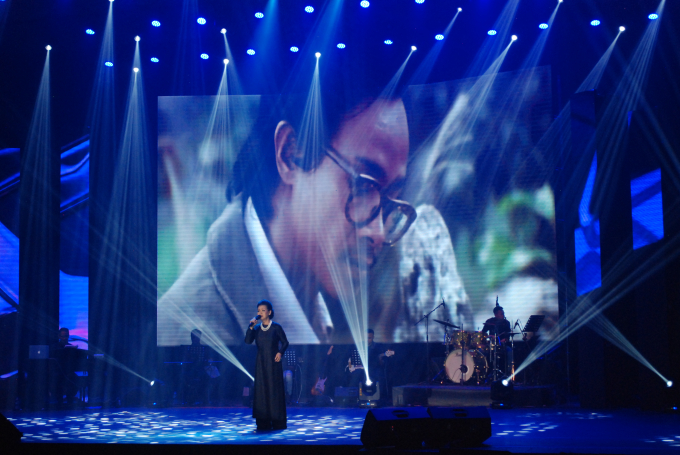 T&ecirc;n tuổi nữ danh ca Kh&aacute;nh Ly gắn liền những&nbsp;ca kh&uacute;c bất hủ của nhạc sĩ Trịnh C&ocirc;ng Sơn như Để gi&oacute; cuốn đi, C&uacute;i xuống thật gần, C&aacute;t bụi&hellip;