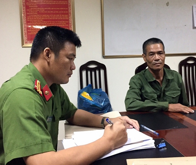 Lu&acirc;n khai b&aacute;o trước c&aacute;n bộ của Ph&ograve;ng Cảnh s&aacute;t truy n&atilde; tội phạm. (Ảnh: b&aacute;o C&ocirc;ng an nh&acirc;n d&acirc;n)