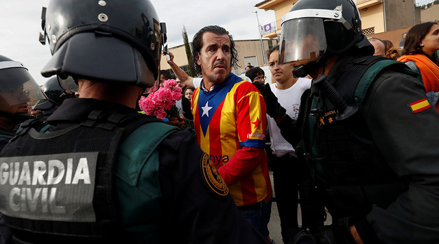 C&aacute;c cuộc đụng độ giữa người bỏ phiếu với cảnh s&aacute;t xảy ra khi cảnh s&aacute;t t&igrave;m c&aacute;ch dẹp bỏ c&aacute;c điểm trưng cầu. (Ảnh: Reuters)