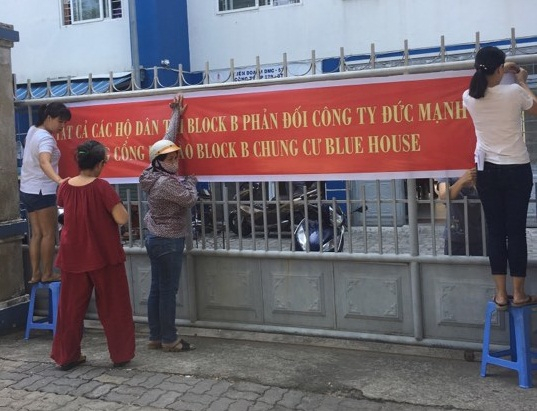 Người d&acirc;n thậm ch&iacute; treo băng r&ocirc;n phản đối chủ đầu tư về việc n&agrave;y.