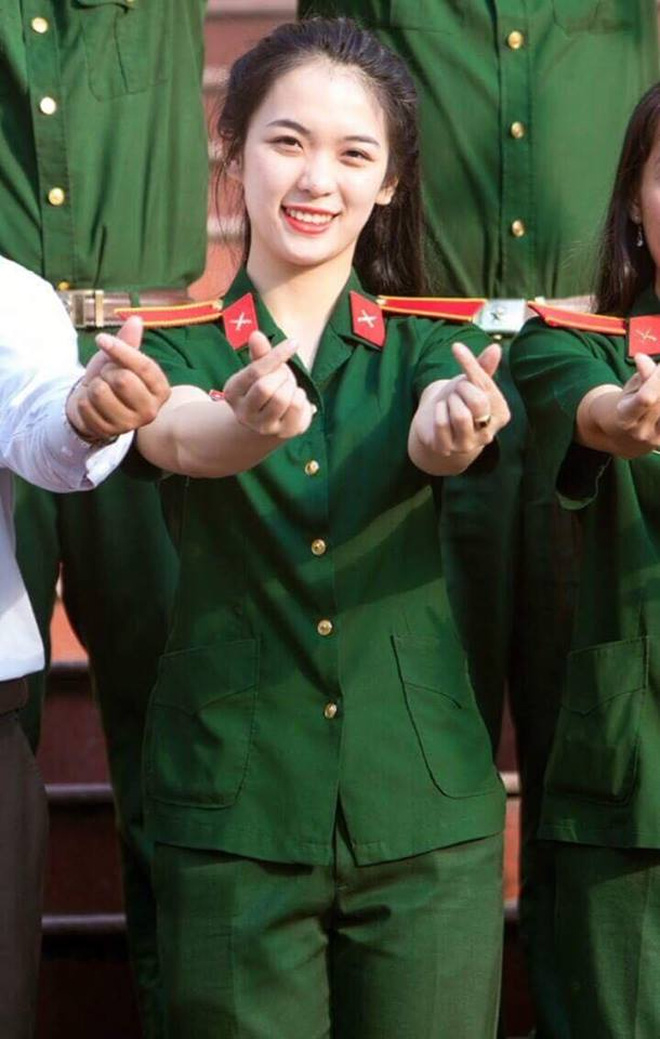 C&ocirc; gi&aacute;o xinh đẹp dạy m&ocirc;n Quốc Ph&ograve;ng - An Ninh khiến HS ầm ầm muốn học lại