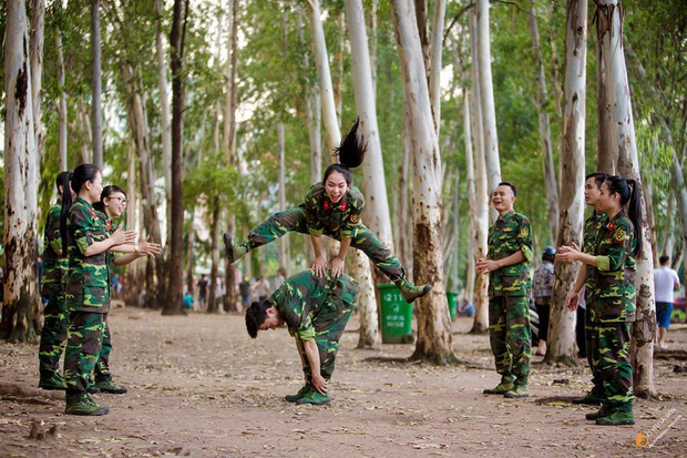Hồng l&agrave; một c&ocirc; gi&aacute;o trẻ năng nổ, vui t&iacute;nh, gi&agrave;u nhiệt huyết.