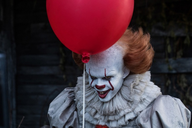Nh&acirc;n vật ch&uacute; hề ma qu&aacute;i Pennywise trong bộ phim điện ảnh kinh dị &ldquo;It&rdquo; vừa l&agrave;m mưa l&agrave;m gi&oacute; tại c&aacute;c ph&ograve;ng v&eacute; trong thời gian gần đ&acirc;y, được x&acirc;y dựng dựa tr&ecirc;n một t&ecirc;n s&aacute;t nh&acirc;n c&oacute; thật t&ecirc;n l&agrave; John Wayne Gacy. Được biết, t&ecirc;n n&agrave;y cũng đ&atilde; từng đ&oacute;ng giả ch&uacute; hề v&agrave; diễn tr&ograve; trong c&aacute;c bữa tiệc sinh nhật của trẻ con. Thậm ch&iacute;, để che dấu tội &aacute;c của m&igrave;nh, John Wayne Gacy c&ograve;n tham gia v&agrave;o c&aacute;c hoạt động từ thiện g&acirc;y quỹ v&agrave; đ&ocirc;i l&uacute;c &ldquo;mua vui&rdquo; miễn ph&iacute; cho những đứa trẻ bị ốm.