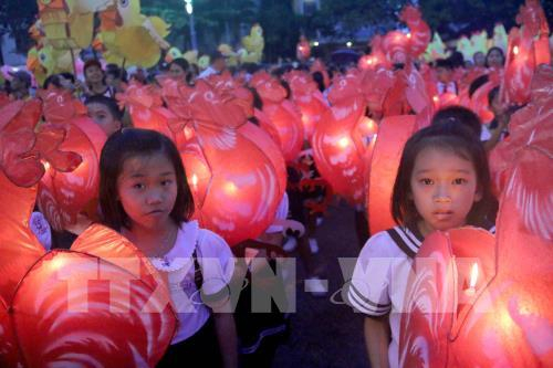 C&aacute;c em thiếu nhi trong Lễ hội rước đ&egrave;n Trung thu. Ảnh: Nguyễn Thanh - TTXVN