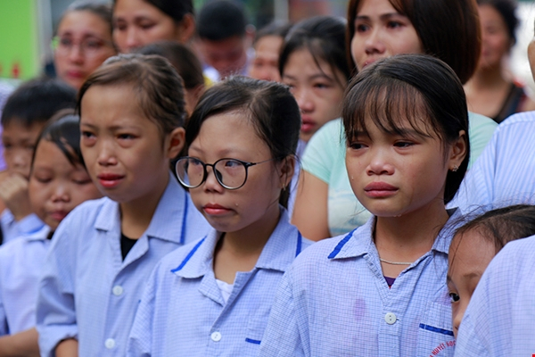 Bệnh nhi nức nở khi phải n&oacute;i lời ch&agrave;o tạm biệt với &ocirc;ng b&aacute;c sĩ gi&agrave; đ&aacute;ng k&iacute;nh.