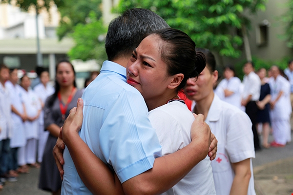 C&oacute; người chỉ rơi nước mắt v&agrave; nghẹn ng&agrave;o kh&ocirc;ng n&oacute;i được lời ch&agrave;o tạm biệt.