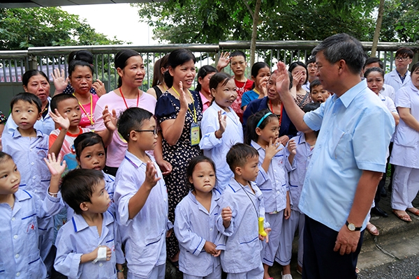 'Được cứu chữa cho b&agrave; con, được phục vụ cho nh&acirc;n d&acirc;n l&agrave; niềm vui v&agrave; hạnh ph&uacute;c v&ocirc; bờ bến của t&ocirc;i' - GS.Nguyễn Anh Tr&iacute; n&oacute;i.